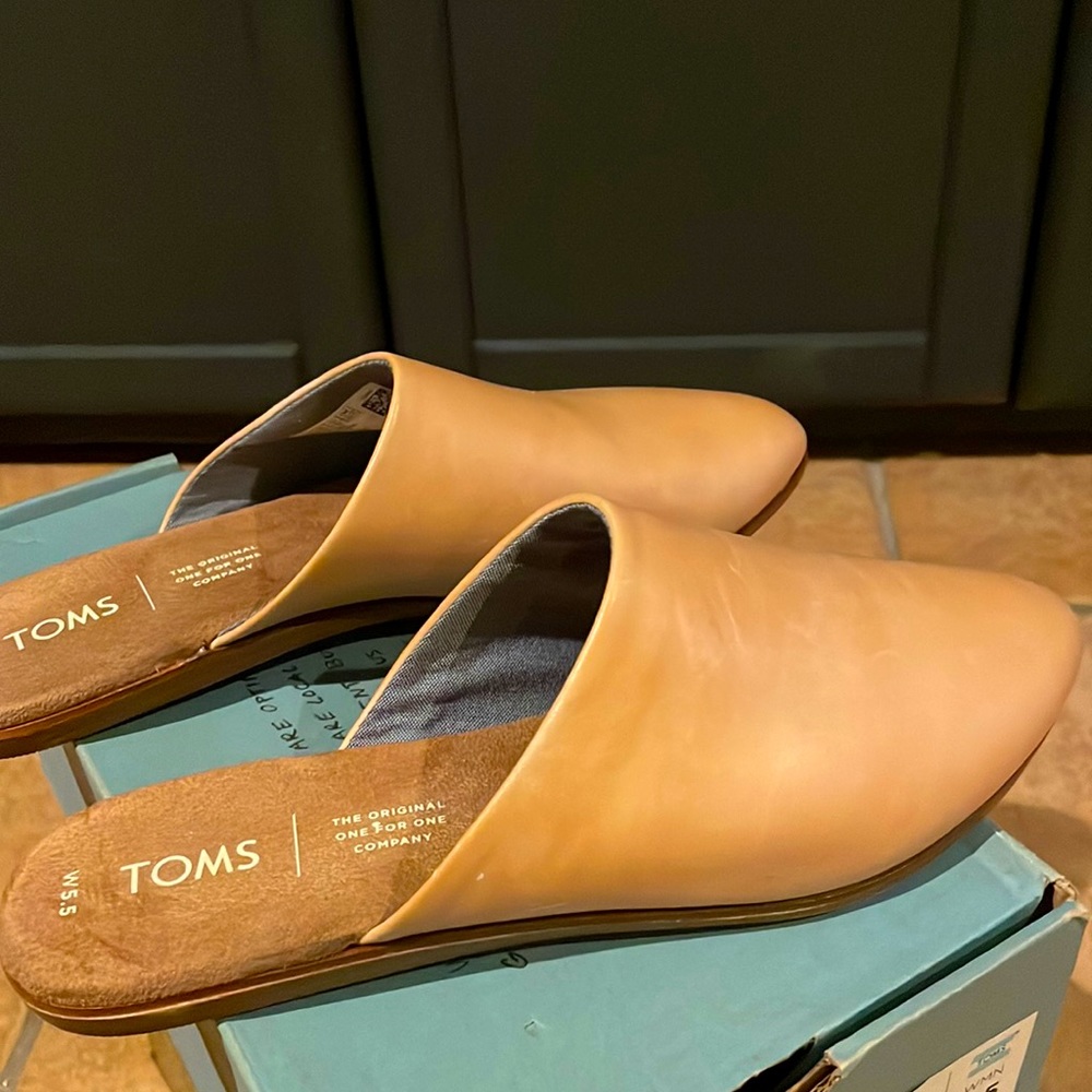 New Toms size 5.5 leather Mule honey